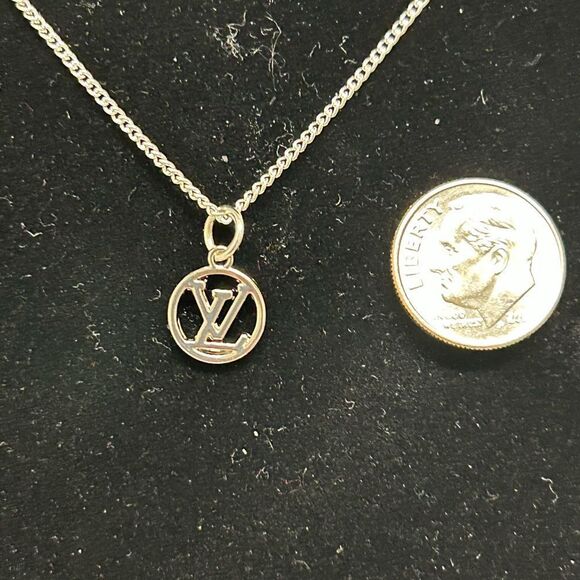 ⭐ Authentic Louis Vuitton Charm Necklace – LV400 - Picture 1 of 6